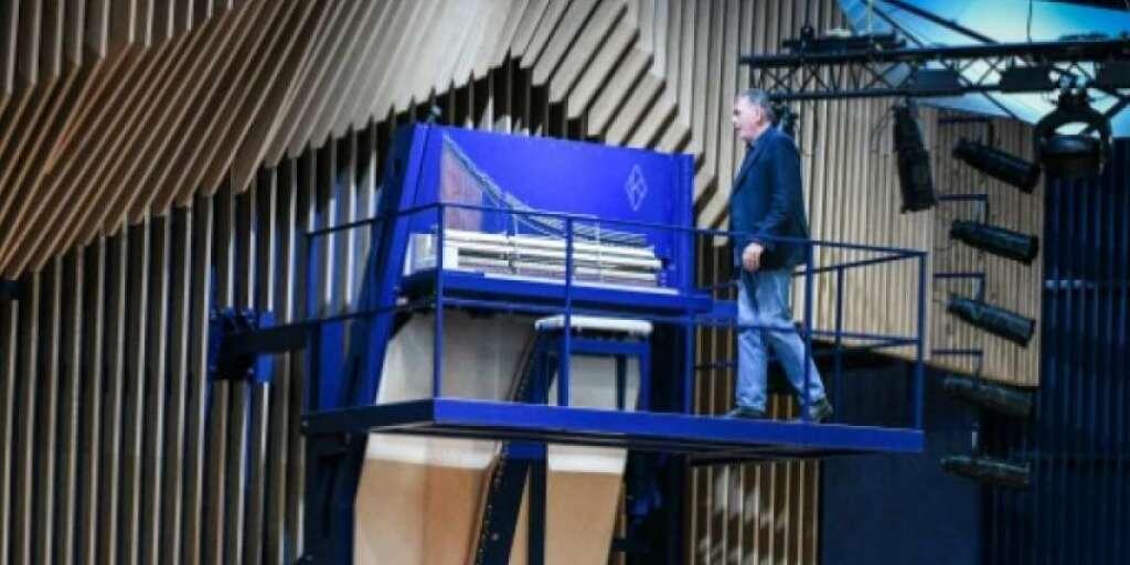 In einem Konzerthaus in der lettischen Hafenstadt Ventspils (Windau) steht ein 4,70 Meter hohes Piano. Vermutlich Weltrekord.