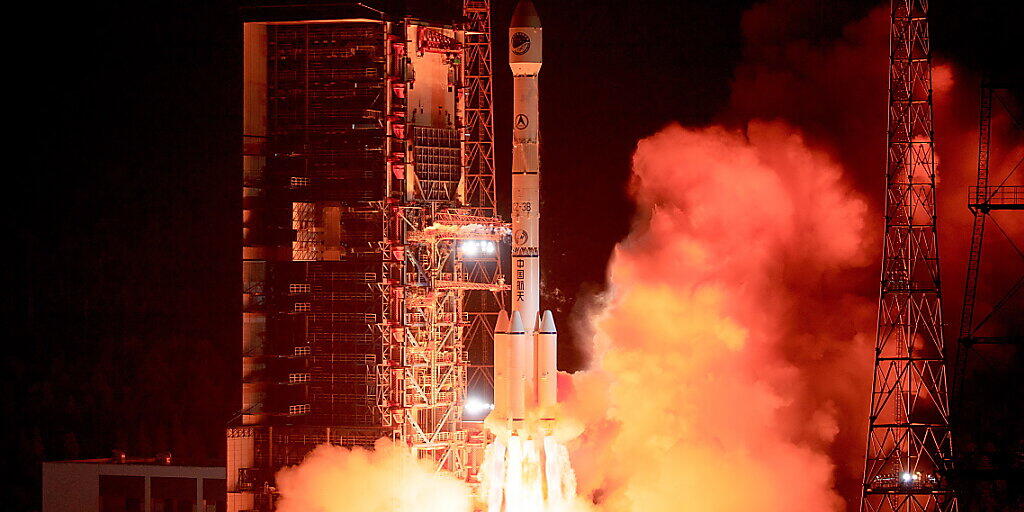 China hat am Dienstag nach eigenen Angaben den Start eines Beidou-Satelliten nachgeholt, der aufgrund technischer Probleme verschoben worden war. (Archivbild)