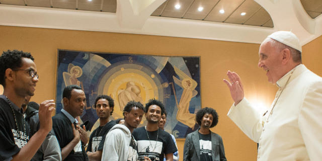 Der Papst begrüsst die Gruppe Überlebender und Hinterbliebener