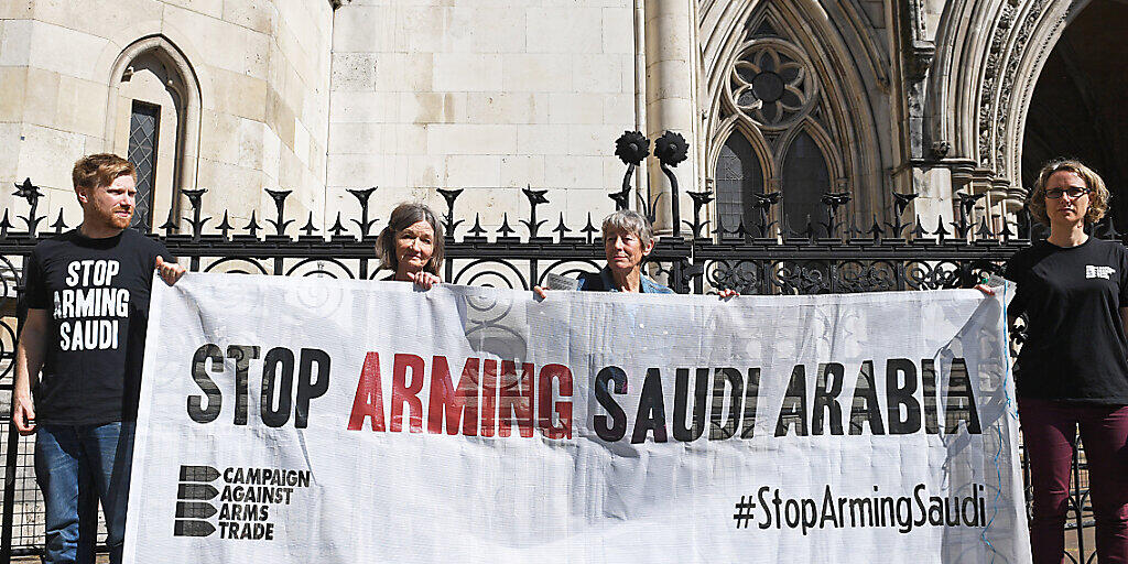 ARCHIV - Aktivisten der Campaign Against Arms Trade protestieren im Juni 2019 in London gegen britische Waffenexporte an Saudi-Arabien. Foto: Stefan Rousseau/PA Wire/dpa