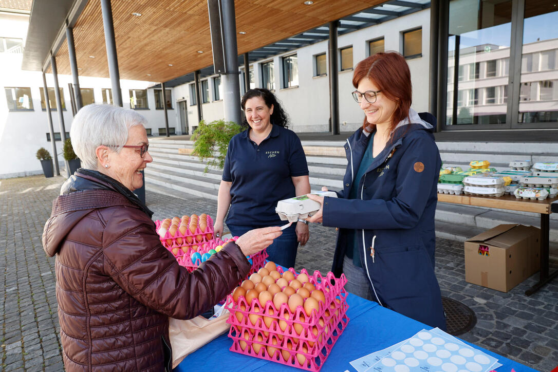 Karfreitagseierverkauf auf dem Dorfplatz von Eschen