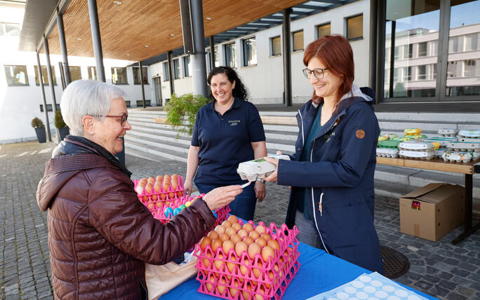 Karfreitagseierverkauf auf dem Dorfplatz von Eschen
