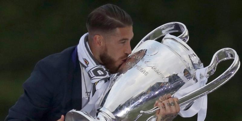 Real Madrids Captain Sergio Ramos küsst die Champions-League-Trophäe, die sein Klub bereits zum 11. Mal gewonnen hat