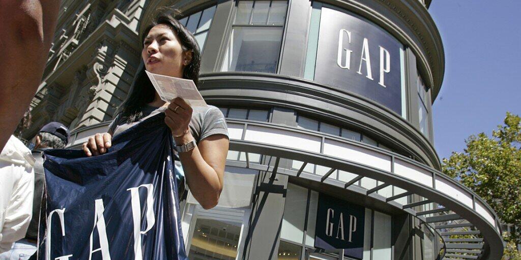 Die Modemarke Gap kommt bei ihrer Sanierung voran - die Umsätze sind im abgelaufenen Geschäftsquartal nicht so stark zurückgegangen, wie erwartet worden war. (Archivbild)
