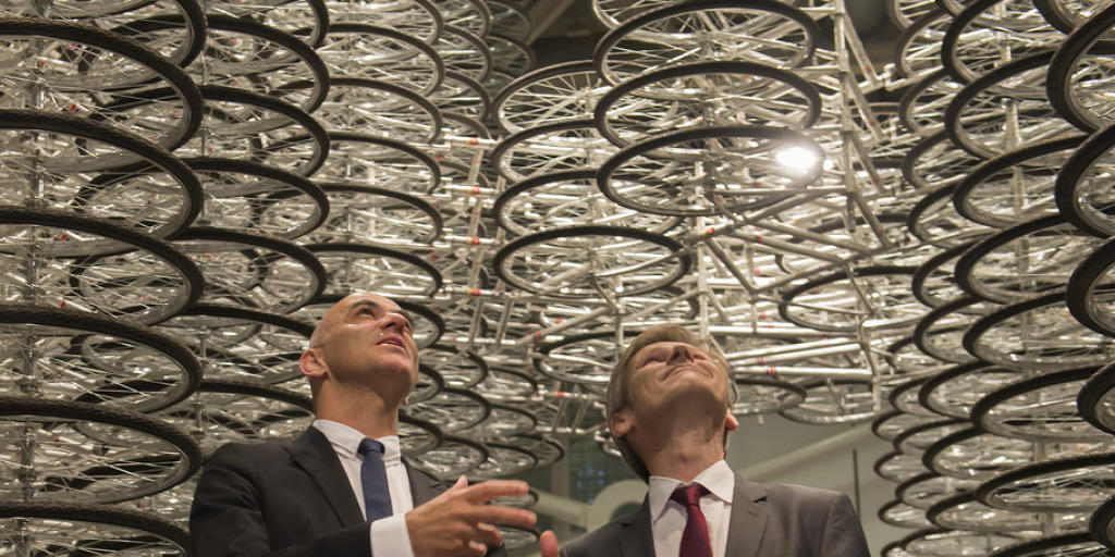 Bundesrat Alain Berset, links, und der österreichische Minister für Kunst, Kultur, Verfassung und den öffentlichen Dienst, Josef Ostermayer posieren vor dem Kunstwerk "Stacked" (2012) des chinesischen Künstlers Ai Weiwei an der Art Unlimited in Basel Bundesrat Alain Berset, links, und der österreichische Minister für Kunst, Kultur, Verfassung und den öffentlichen Dienst, Josef Ostermayer posieren vor dem Kunstwerk "Stacked" (2012) des chinesischen Künstlers Ai Weiwei an der Art Unlimited in Basel