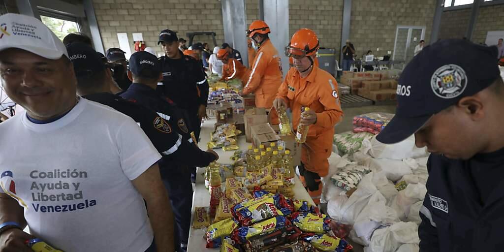 Der Bevölkerung in Venezuela fehlt es an Lebensmitteln, Medikamenten und Hygiene-Artikeln. Hilfsgüter erreichen zwar die Sammelstellen ausserhalb des Landes, wie hier in Kolumbien, werden jedoch nicht ins Land gelassen.