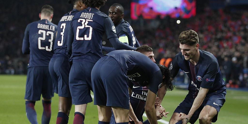 Angel Di Maria (am Boden) wird von seinen Teamkollegen während der Gala gegen Barcelona gefeiert
