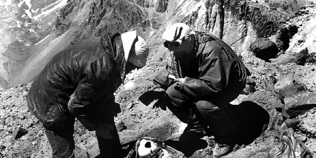 Forscher bei der Bergung der 500 Jahre alten Kindermumie im Jahr 1985 (Argentinien)
