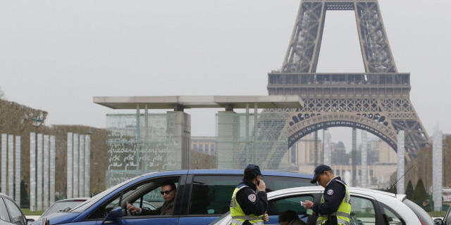 Polizisten kontrollieren Autos beim Eiffelturm (Symbolbild)