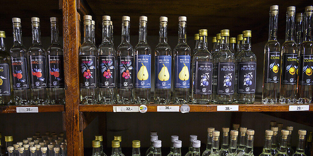 Es greifen zwar weniger Menschen als auch schon jeden Tag zu Flasche oder Glas, aber die Zahl der regelmässigen Rauschtrinkerinnen und -trinker hat zugenommen. (Themenbild)