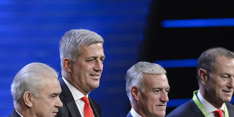 Frankreich mit Coach Didier Deschamps (2. von rechts) gilt in der Gruppe A als Favorit