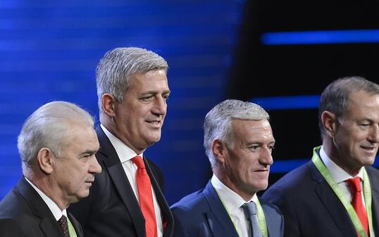 Frankreich mit Coach Didier Deschamps (2. von rechts) gilt in der Gruppe A als Favorit