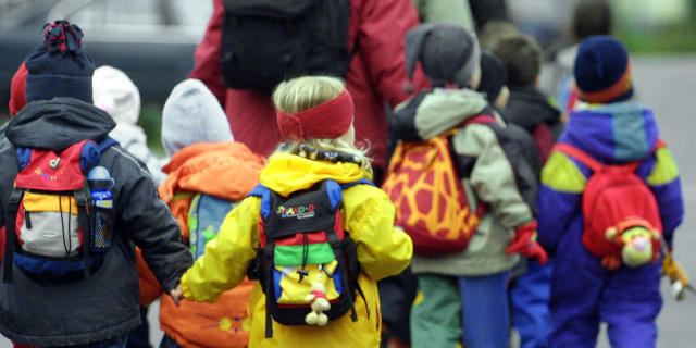Kinder auf dem Weg zum Kindergarten (Symbolbild) Kinder auf dem Weg zum Kindergarten (Symbolbild)