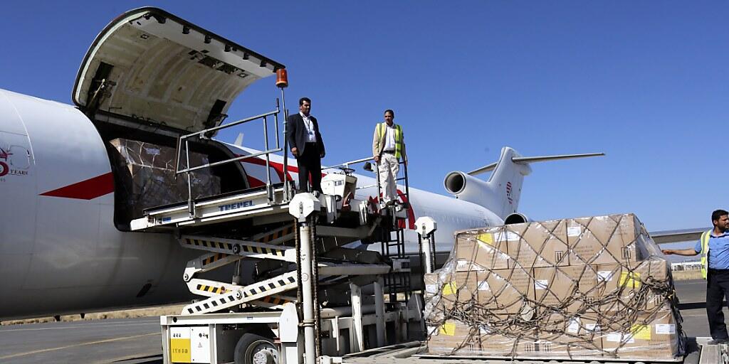 Impfstoffe werden am Flughafen von Sanaa ausgeladen. (Archiv)