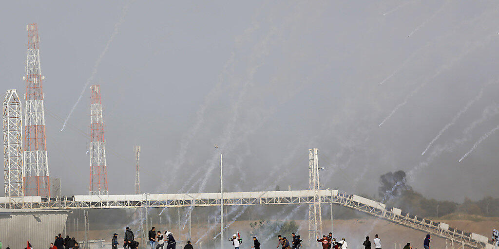 Israel reagierte mit einem Tränengasregen und scharfer Munition auf die Proteste der Palästinenser am Grenzzaun zwischen Israel und dem Gazastreifen. (Archiv)