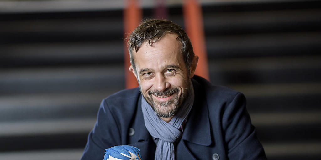 Regisseur Claude Barras mit der Hauptfigur aus seinem Animationsfilm "Ma vie de Courgette". Nach mehreren Auszeichnungen und einer Oscar-Nomination wurde der Streifen auf der Frankfurter Buchmesse als beste Kinderbuch-Verfilmung geehrt. (Archivbild) Regisseur Claude Barras mit der Hauptfigur aus seinem Animationsfilm "Ma vie de Courgette". Nach mehreren Auszeichnungen und einer Oscar-Nomination wurde der Streifen auf der Frankfurter Buchmesse als beste Kinderbuch-Verfilmung geehrt. (Archivbild)