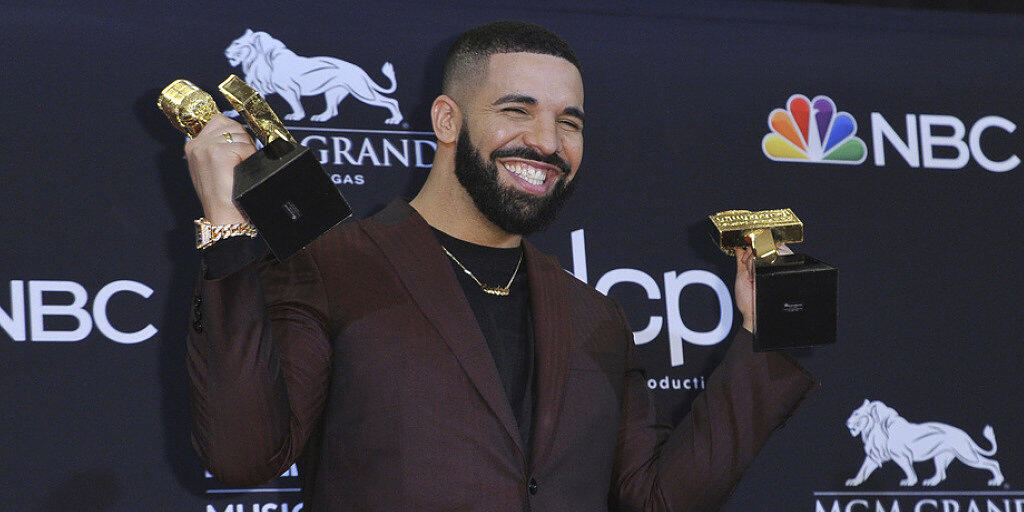 27 Trophäen sind es insgesamt: Der kanadische Rapper Drake ist in Sachen Billboard Music Awards neuer Rekordhalter. US-Sängerin Taylor Swift hat "nur" 23 Auszeichnungen.