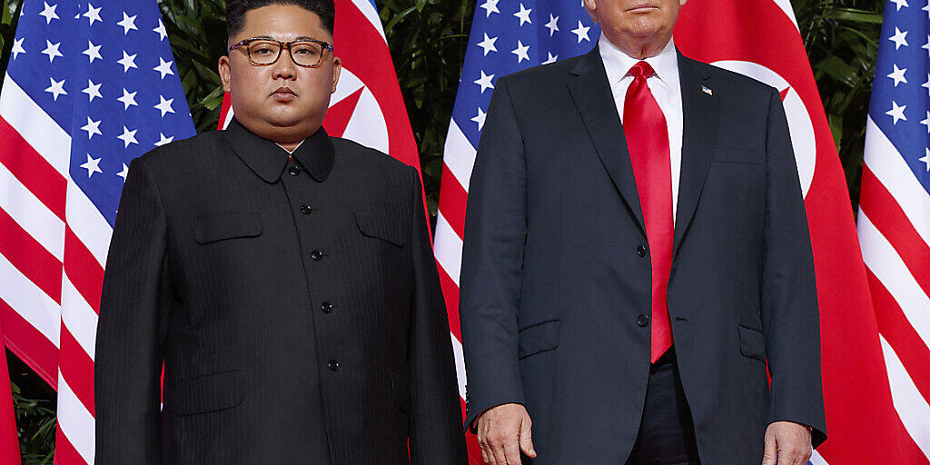 US-Präsident Donald Trump und der nordkoreanische Machthaber Kim Jong Un bei einem Treffen am 12. Juni 2018. US-Aussenminister Mike Pompeo sagt nun, die USA seien zu weiteren Gesprächen bereit. (Foto: Evan Vucci/AP/ KEYSTONE-SDA)