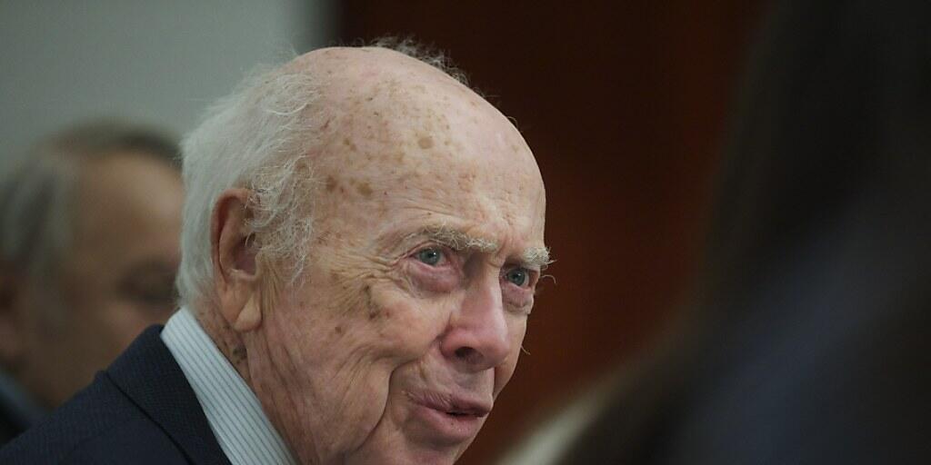 Der US-amerikanische Nobelpreisträger James Watson sorgt mit rassistischen Aussagen für Empörung. (Archiv)