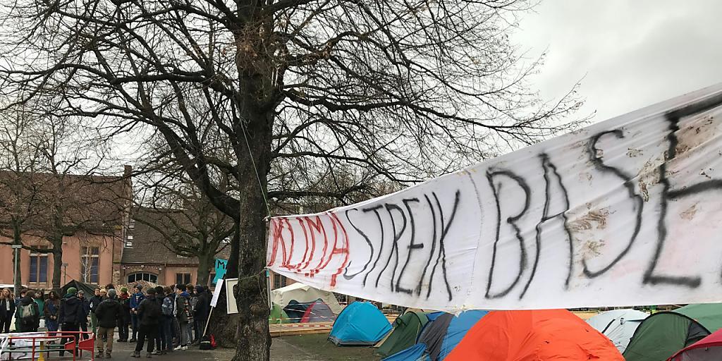 In Basel sind die jungen Leute für den Klimaschutz nicht nur auf die Strasse gegangen. Schon am Donnerstag haben sie das Kasernenareal besetzt und dort ein Klimacamp errichtet. Rund 50 Aktivistinnen und Aktivisten haben die Nacht auf Freitag im Zelt verbracht. (Bild: Martin Heutschi, Keystone-SDA)
