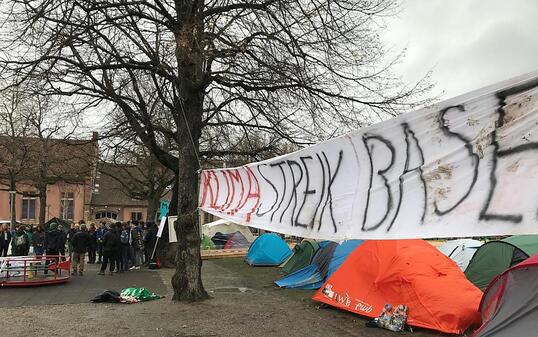 In Basel sind die jungen Leute f&uuml;r den Klimaschutz nicht nur auf die Strasse gegangen. Schon am Donnerstag haben sie das Kasernenareal besetzt und dort ein Klimacamp errichtet. Rund 50 Aktivistinnen und Aktivisten haben die Nacht auf Freitag im Zelt verbracht. (Bild: Martin Heutschi, Keystone-SDA)