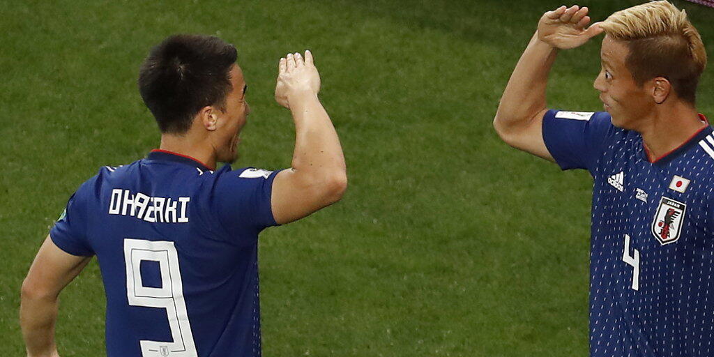 Torschütze Keisuke Honda (rechts) und Shinji Okazaki feiern Japans 2:2