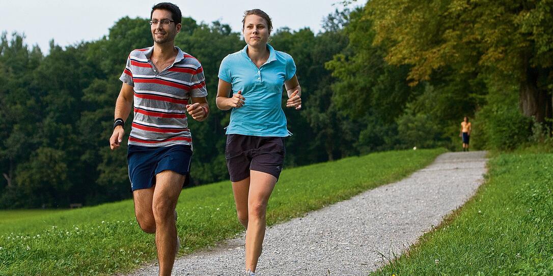 MANN, MAENNER, JOGGEN, JOGGER, JOGGERIN, LAUFEN, LAUFSPORT, RENNEN, WALD, WAELDER, LAUFSCHUH, LAUFSCHUHE, FIT, FITNESS, FRAU, FRAUEN, PAAR, PAARE, WALDRAND,