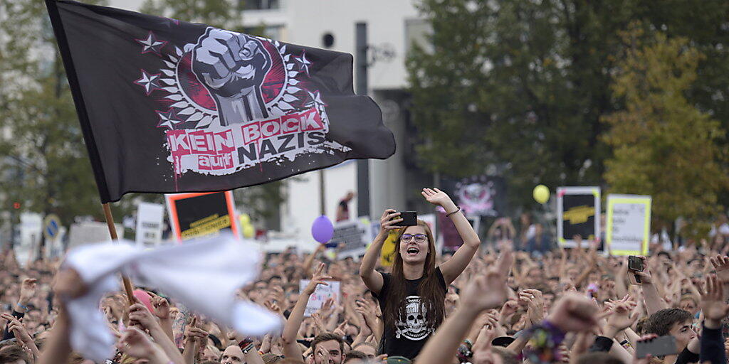 50'000 Menschen besuchten das Open-Air-Konzert in Chemnitz gegen Fremdenhass und Gewalt.  Mehrere Musiker und Bands, darunter die Toten Hosen, Marteria sowie Kraftklub hatten die Veranstaltung nach den Ausschreitungen in der sächsischen Stadt auf die Beine gestellt.
