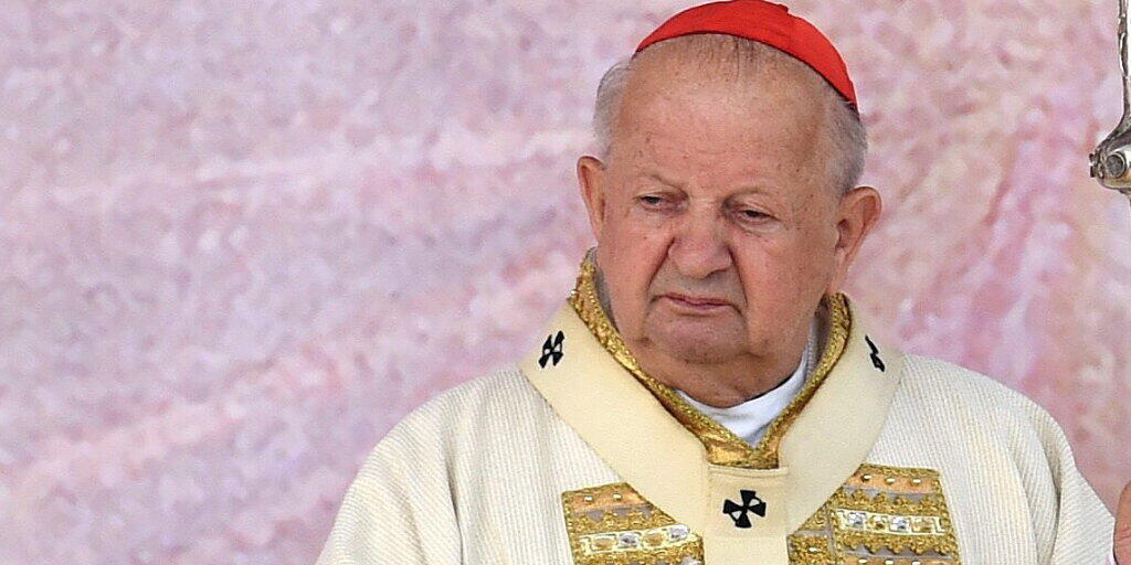 ARCHIV - Kardinal Stanislaw Dziwisz, langjähriger Sekretär des verstorbenen Papstes Johannes Paul II. feiert die heilige Messe zur Einweihung des Weltjugendtags. Foto: Radek Pietruszka/PAP/dpa