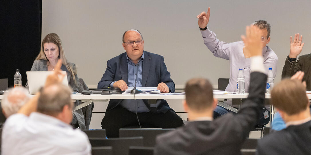 Verwaltungsratspräsident Heinz Vogt konnte gestern einen einstimmigen Beschluss, bei einer Enthaltung, für die Kapitalherabsetzung von gut 27 auf gut 4 Millionen Franken feststellen. Verwaltungsratspräsident Heinz Vogt konnte gestern einen einstimmigen Beschluss, bei einer Enthaltung, für die Kapitalherabsetzung von gut 27 auf gut 4 Millionen Franken feststellen.
