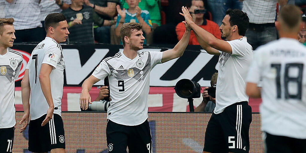 Die deutschen Nationalteam-Kollegen gratulieren Timo Werner mit der Nummer 9 zum Führungstor gegen Saudi-Arabien