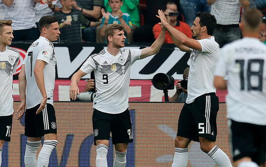 Die deutschen Nationalteam-Kollegen gratulieren Timo Werner mit der Nummer 9 zum Führungstor gegen Saudi-Arabien