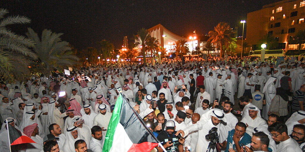 In Kuwait protestieren am Mittwochabend zahlreiche Menschen gegen Korruption.