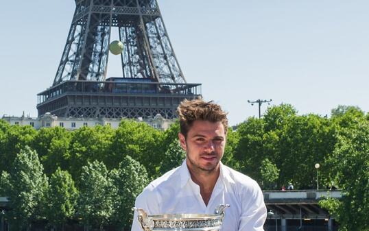 Eine Ikone von Paris: Stan Wawrinka posiert mit der legendären Coupe des Mousquetaires vor dem Eiffelturm