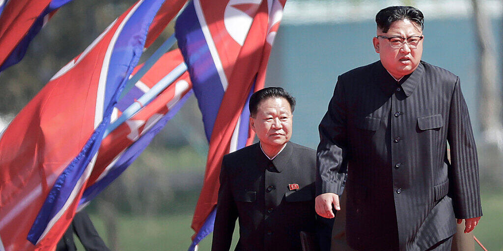 Nordkoreas Machthaber Kim Jong Un (rechts), dem gesundheitliche Probleme nachgesagt werden, hat laut dem US-Militär nach wie vor die volle Kontrolle über das Land.