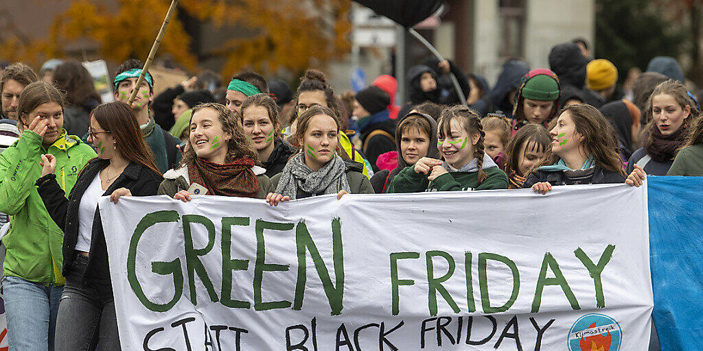 "Green Friday statt Black Friday" in Bern: Protest gegen Schnäppchenmentalität und Aufforderung zum Konsumverzicht - für das Klima.