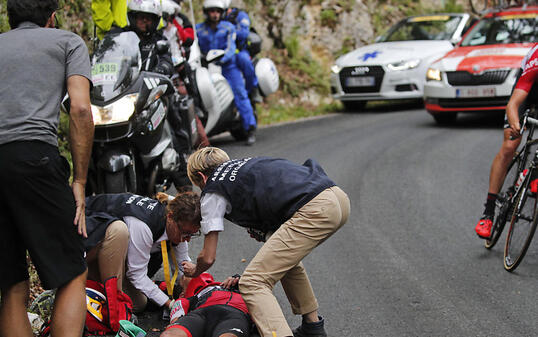 Der Australier Richie Porte wird nach seinem schweren Sturz behandelt