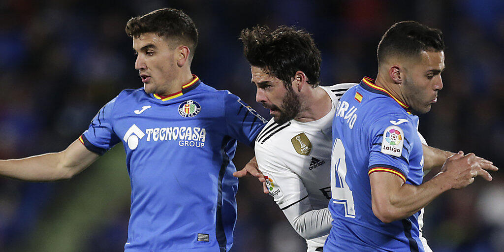 Real Madrids Isco (Mitte) biss sich an Getafes Spielern die Zähne aus