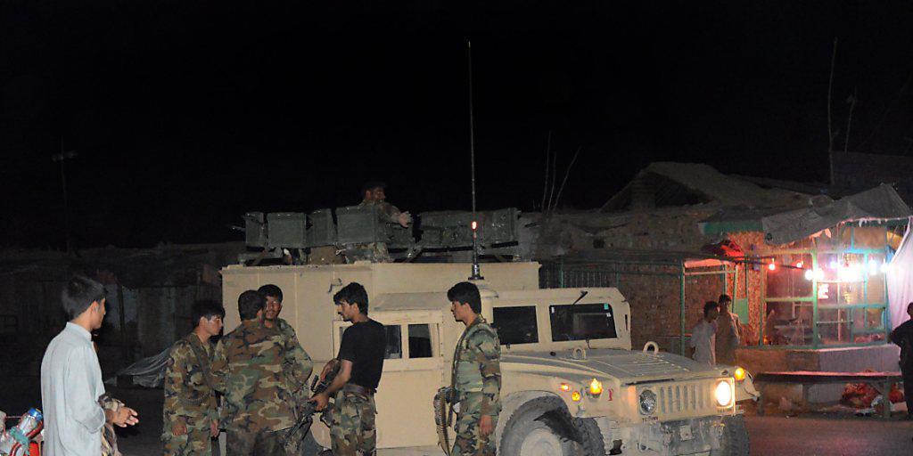 Unter Beschuss der Taliban: afghanische Sicherheitskräfte bei einem Kontrollpunkt in der Provinz Kundus