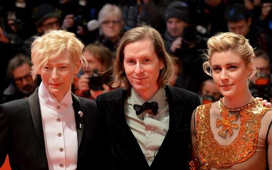 US-Regisseur Wes Anderson (m)  mit den Stars Tilda Swinton (l) und Greta Gerwig (l), die den Figuren in seinem Film "Isle of Dogs" ihre Stimme leihen.