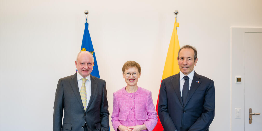 Besuch EU-Botschafter Petros Mavromichalis bei Regierungschefin
