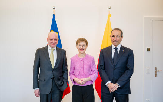 Besuch EU-Botschafter Petros Mavromichalis bei Regierungschefin