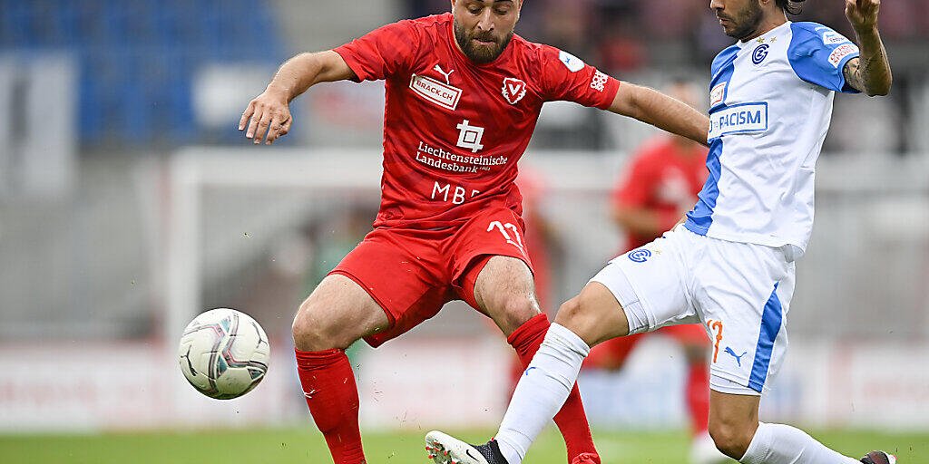 Vaduz-Stürmer Tunahan Cicek (links im Spiel gegen die Grasshoppers) erzielte beide Tore zum Sieg in Chiasso