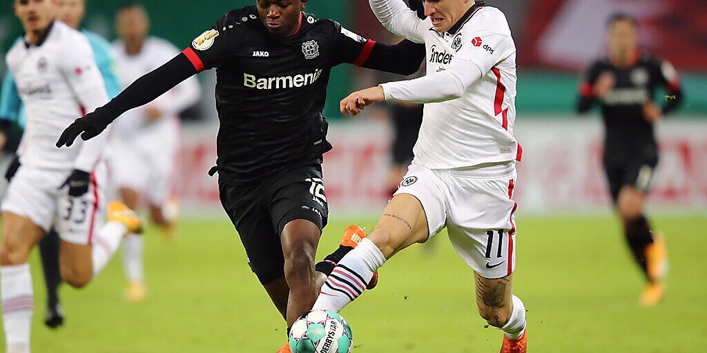Steven Zuber (rechts) wird vom Leverkusener Verteidiger und 2:1-Torschützen Edmond Tapsoba bedrängt