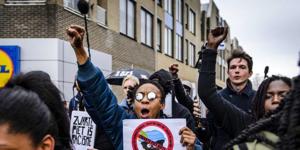 Sie sehen in den schwarzen Pieten ein Symbol der Sklavenzeit sowie der Diskriminierung von Menschen mit dunkler Hautfarbe: Protestierende in Meppel im Osten der Niederlande Sie sehen in den schwarzen Pieten ein Symbol der Sklavenzeit sowie der Diskriminierung von Menschen mit dunkler Hautfarbe: Protestierende in Meppel im Osten der Niederlande