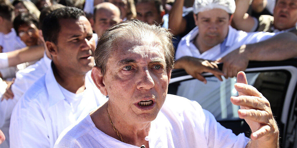 Belästigungsvorwürfe: Der per Haftbefehl gesuchte brasilianische Wunderheiler João Teixeira de Faria hat sich der Justiz gestellt. (Archivbild) Belästigungsvorwürfe: Der per Haftbefehl gesuchte brasilianische Wunderheiler João Teixeira de Faria hat sich der Justiz gestellt. (Archivbild)