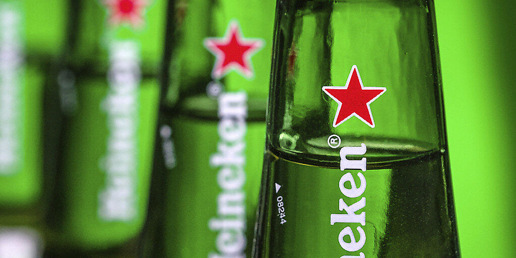 Der Bierbrauer Heineken hat im heissen Sommer mehr Bier verkauft. (Archivbild)
