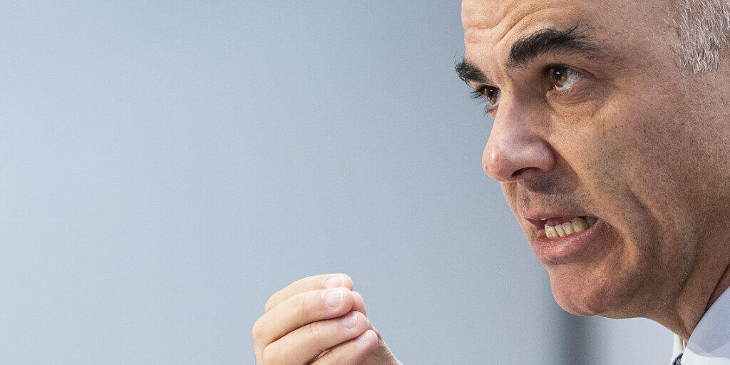 Gesundheitsminister Alain Berset zeigt sich erfreut über den moderaten Anstieg um 0,2 Prozent bei den Krankenkassenprämien. Allerdings dürften die Anstrengungen zur Reduktion der Gesundheitskosten nicht nachlassen. Gesundheitsminister Alain Berset zeigt sich erfreut über den moderaten Anstieg um 0,2 Prozent bei den Krankenkassenprämien. Allerdings dürften die Anstrengungen zur Reduktion der Gesundheitskosten nicht nachlassen.