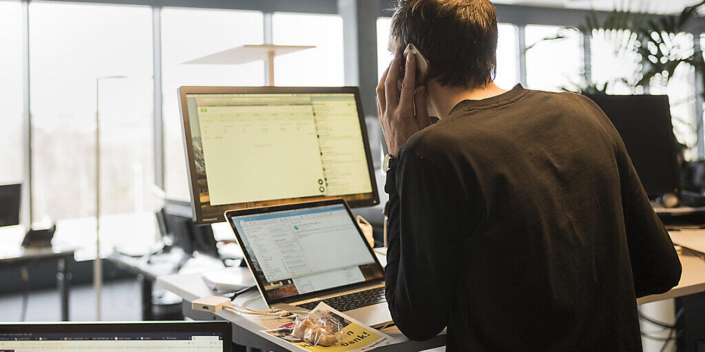 Ein Journalist der Nachrichtenagentur Keystone-SDA am Hauptsitz in Bern Wankdorf bei der Arbeit. (Archivbild)