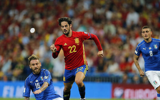 Zu schnell für die italienische Abwehr: Spaniens Doppel-Torschütze Isco